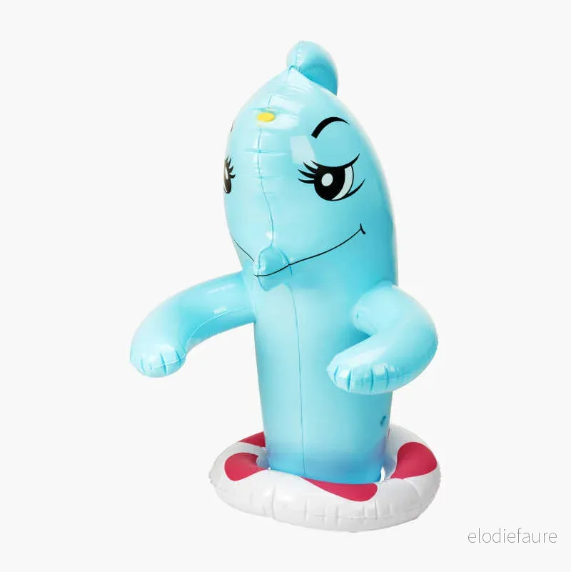 Delfin som spruter vann v:8683789 Delfin som spruter vann v:8683789
